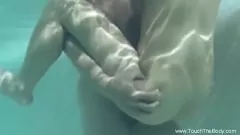 Afspelen Ervaar de ultieme ontspanning terwijl een Indiaas stel zich overgeeft aan een erotische oliemassage, waarbij kunst en intimiteit samenkomen.