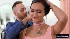 Oynat Çarpıcı Asyalı transeksüel Andrea Zhay, sert bir anal sahnede küçük bir sike biniyor, büyük göğüslerini ve derin gırtlak becerilerini sergiliyor