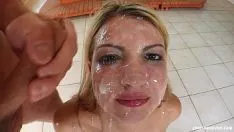 Redare Blonda suge pula si este slobozita pe fata de mai multi indivizi