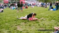 Afspelen Porno met een stel neukt in de menigte xxl