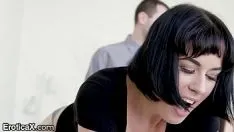 Reproducir Monica frota su polla y la mete profundamente en su coño para sentirlo todo