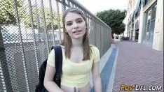 تشغيل يسحرها بكلمات لطيفة حتى يأخذها إلى المنزل ويضربها