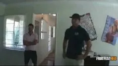 Reproducir Dos hombres ven a otro follarle el culo y chupárselo a otro hombre