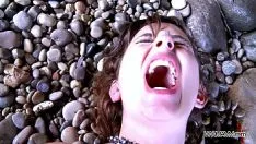 Redare Se Ascunde Cu Ea Sub O Stanca Unde O Fute Pervers