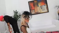 تشغيل يستخدم شقراء لإشباع رغبته الجنسية