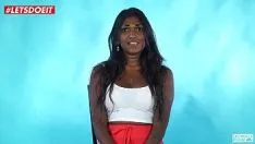 Jouer Brunette pénétrée anale par une bite baisée