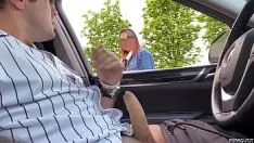 Redare O pune pe vecina sa guste putin din sperma