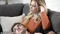 تشغيل هذه الشقراء تتصرف مثل العاهرة وتريد أن تمتص قضيب شريكها بداخلها