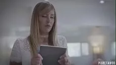 تشغيل يصفع هذا العضو التناسلي النسوي الشقراء على وجهه عندما يعطيها اللسان