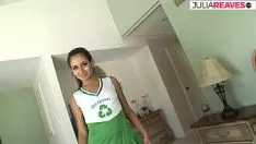 تشغيل الشابة تلعب بأصابعها في كس