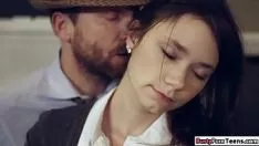 Odtwórz Pieprzy ją tak, jak chce od tyłu, a potem sika jej w dupę
