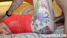 Reproduzir Foda-se um pouco o pau nesta garota tatuada que é uma prostituta