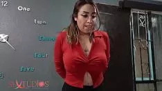 تشغيل يأمر تشيليوس بمرافقة في المنزل يريد أن يمارس الجنس معها