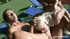 Jouer Tout en se faisant baiser dans la bouche, cette chatte blonde se fait pénétrer analement par son partenaire