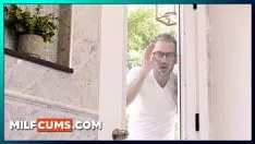 Ele tenta foder uma vizinha que espionou pelo buraco da fechadura enquanto ela tomava banho e passou por momentos difíceis