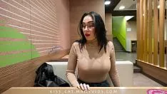 Play This man who eats in the city in the toilet of the restaurant gets rid of her pussy