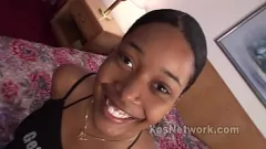 Abspielen Ebenholz-Teenager mit großem Hintern bekommt in einem Hardcore-Porno eine Gesichtsbehandlung