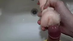 Reproducir Orgasmos intensos con acción de vibrador que curva los dedos sobre el fregadero