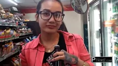 Reproducir Pequeña prostituta filipina brinda una experiencia inolvidable a un turista