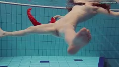 Redare O adolescentă lesbiană umedă și sălbatică înoată în bikini