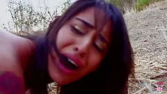 Abspielen Muskulöser Kerl macht es dem schwarzen Babe im Wald schwer