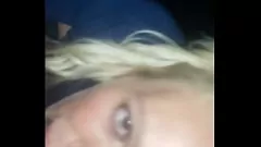 Abspielen Nachbarschaftsschlampe schluckt Sperma nach intensivem Blowjob