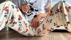 Redare Masajul intens cu păsărică umedă al adolescentului asiatic și orgasmul uriaș de stropire