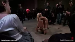 Odtwórz Publiczne upokorzenie: Blondynka Katie Summers Summers Bound and Anal Banged by Group in Bizarre BDSM Orgy