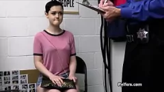 Redare Petite pentru adolescenți amatori cu părul scurt devine hardcore și excitat