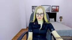 Abspielen Die kleinen Titten von European Blonde Babe, die auf Webcam ausgesetzt sind