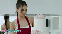 Oynat Esmer üvey kız kardeşi cowgirl pozisyonunda sert