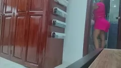 تشغيل القبض الصريح: خروج دش الحسية ل Latina Stepom في الملابس الداخلية