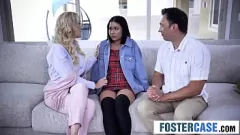 Jouer Stepmom Brandi Love inizia Teen Ryder Rey nei tresomi XXX della famiglia