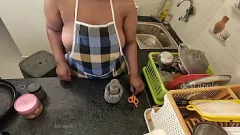 Reproduzir Maid Cummy fica à mão enquanto lavava a louça