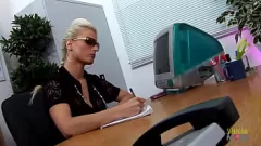 Abspielen Drei geile Milfs werden wild für Anal: Strümpfe, falsche Brüste und doppelte Penetration