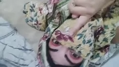 Redare Hijab-Clad Arab Milf Stâlpuri în timp ce soțul se roagă: orgasm real