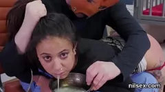 Jouer Thérapie d'asile bizarre: pénétration anale profonde et action de cul à la bouche