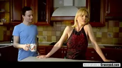 Reproducir Rubia madura Nanny Nadya Basinger con enormes tetas falsas se pone una mierda