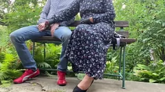 Odtwórz Cum-Crazed Milf Handjob na zewnątrz dla perwersyjnego męża rogu